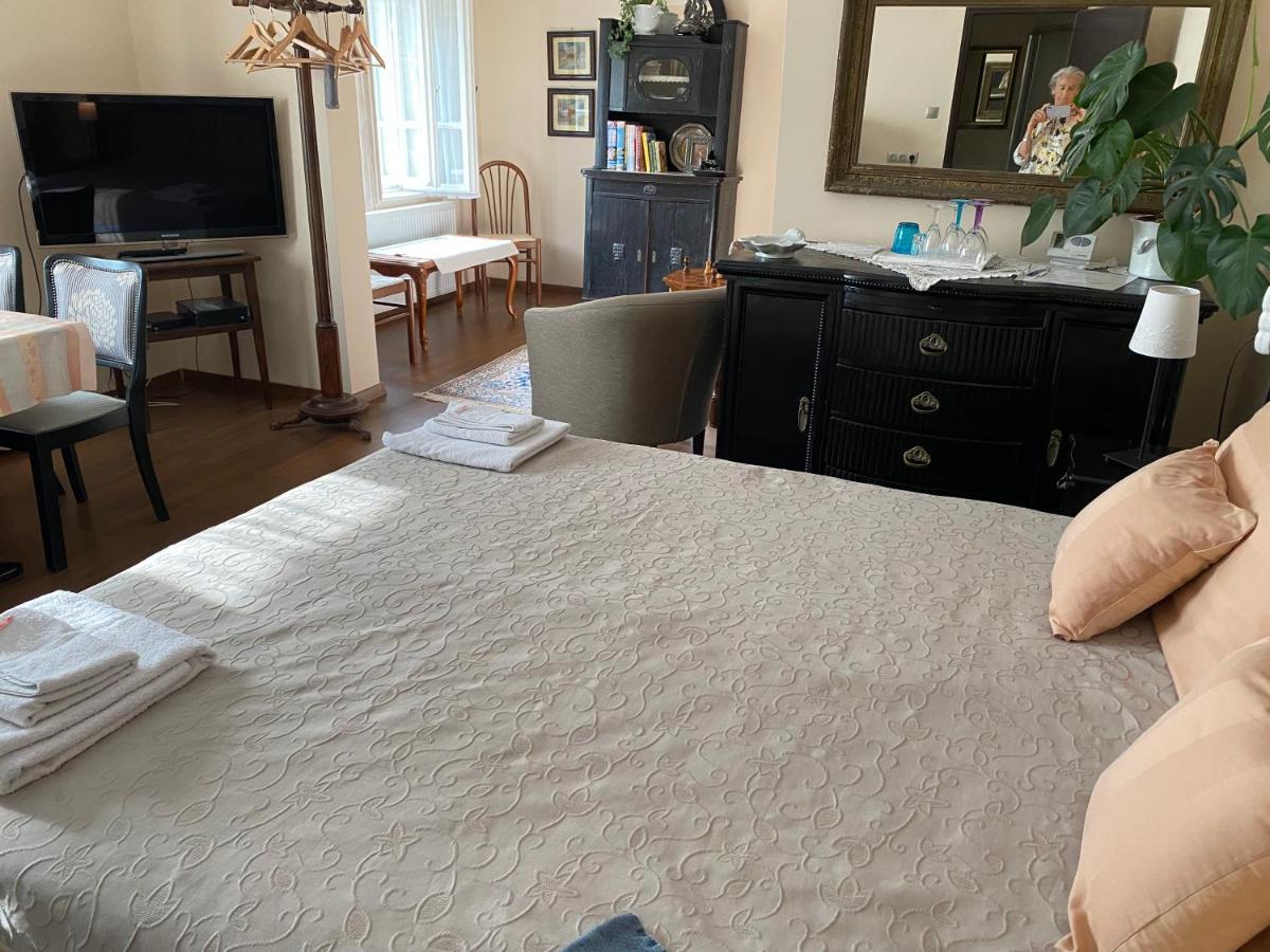 Mandula Haz Hotel Veszprém Buitenkant foto